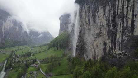 catarata de staubbach en el impresionante acantilado de la montaña en lauterbrunnen, suiza - aproximación aérea de drones