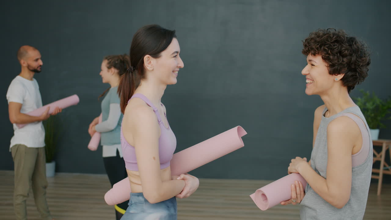 mujeres en una clase de yoga