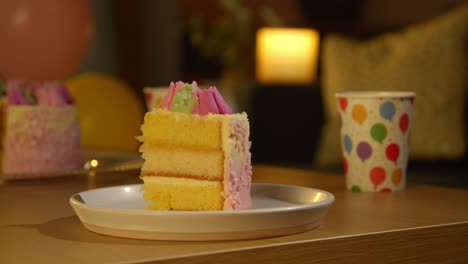 una rebanada de pastel de celebración de la fiesta para el cumpleaños decorado con glaseado en la mesa en casa 7