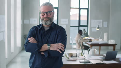 retrato de un arquitecto masculino de alto nivel posando con confianza en la oficina