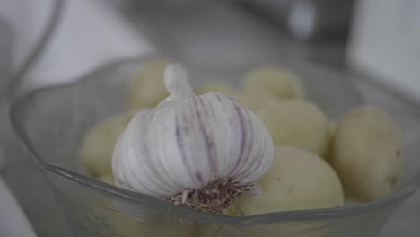 Nahaufnahme-Von-Kartoffeln-Und-Knoblauch-In-Einer-Schüssel,-Bereit-Zum-Kochen