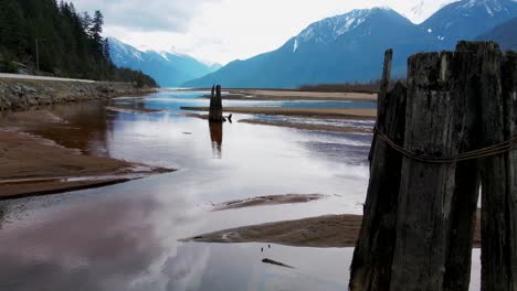 tiro lento del lago en columbia británica con un bajo nivel de agua