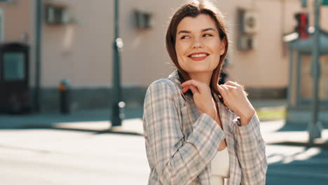 mujer sonriente en una chaqueta en la calle