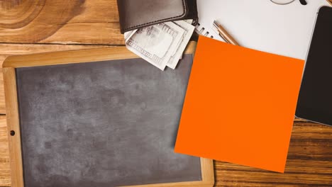 animación de nota de memorando con espacio de copia sobre la pizarra y billetera en el escritorio