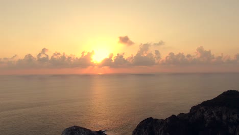 Pintoresco-Paisaje-De-Puesta-De-Sol-Sobre-Mar-Tranquilo-Y-Playa-Maruata-En-Michoacán,-México