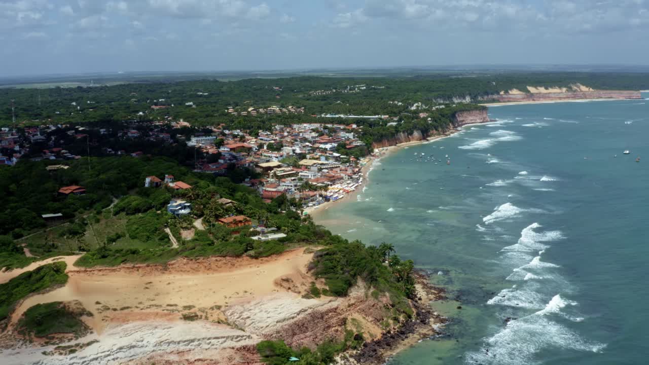 derecha camiones extremo amplio avión no tripulado vista panorámica de la famosa ciudad de playa turística tropical de pipa, brasil en río grande do norte con pequeñas olas, acantilados, arena dorada y follaje verde