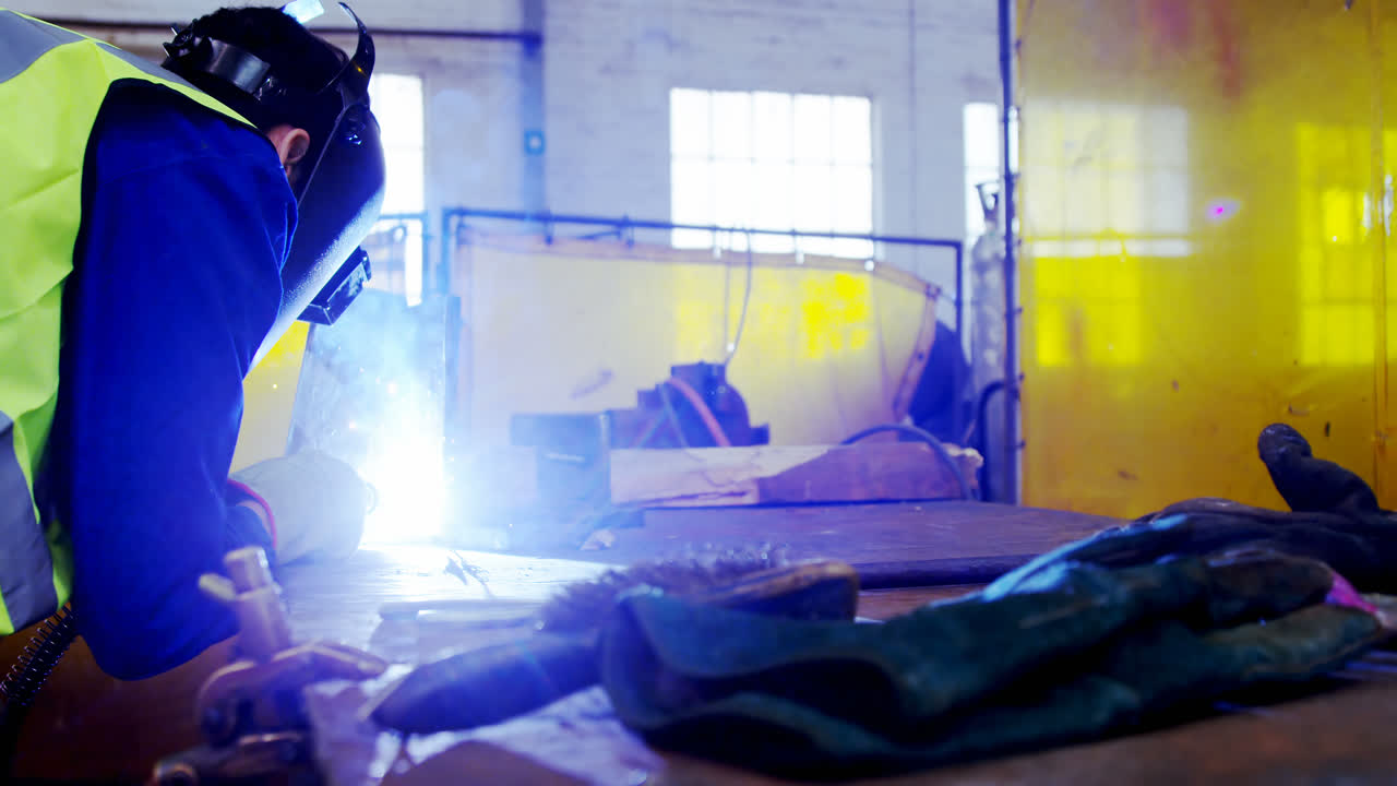 ingeniero masculino usando una antorcha de soldadura 4k