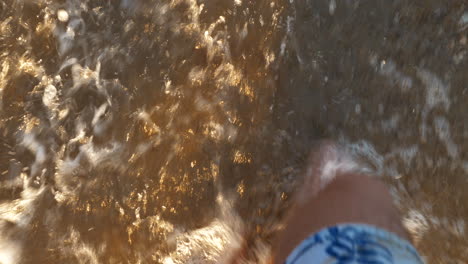 hombre descalzo corriendo por la playa el mar lavando los pies