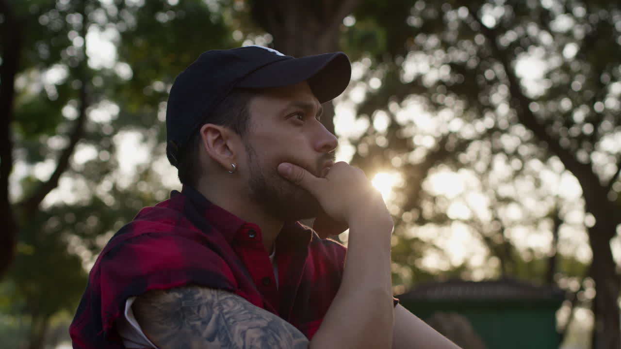 uomo seduto nel parco