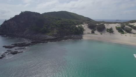 Cove-Beach-With-Rocky-Outcrops-On-Butterfish-Bay-In-Great-Keppel-Island,-QLD-Australia