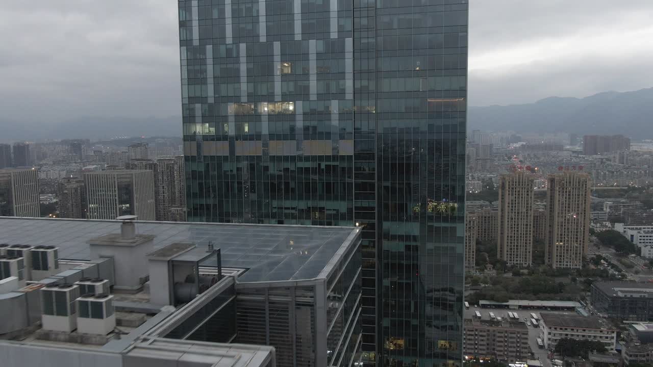 calle financiera de la ciudad en días de lluvia