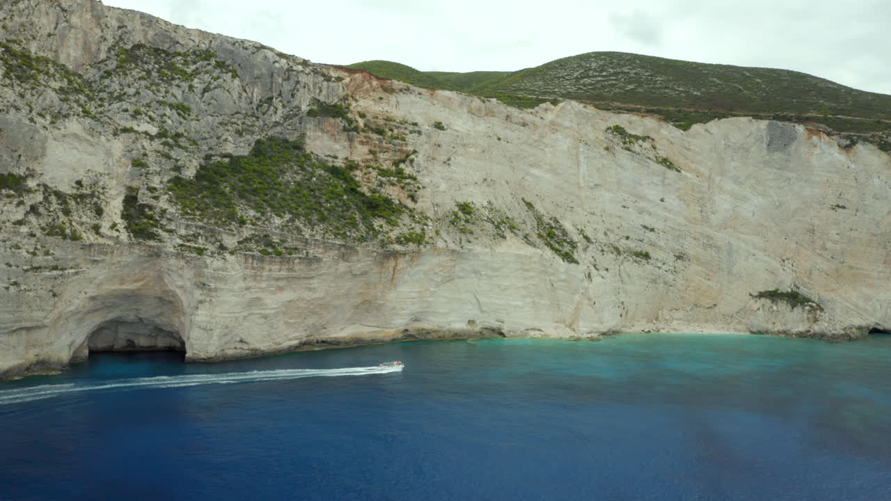 barco en movimiento rápido en un barco cerca de la playa del naufragio en zakynthos, grecia