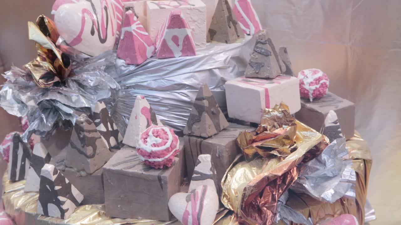 아름다운 색의 디자인 케이크, 달한 모양의 요거트 요리