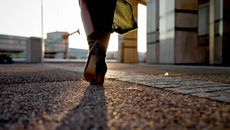 Caminata-De-Moda,-Ciudad-Y-Una-Persona-Con-Tacones.