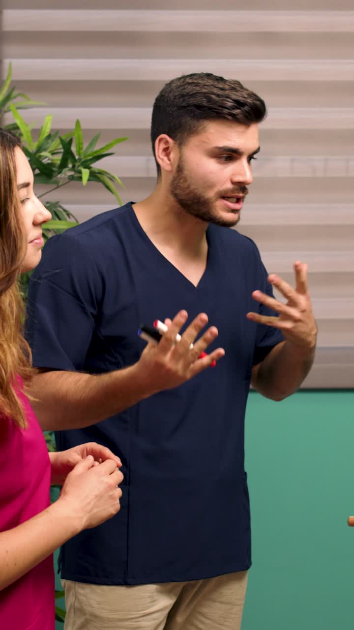 Profissionais de saúde discutindo em um ambiente de escritório