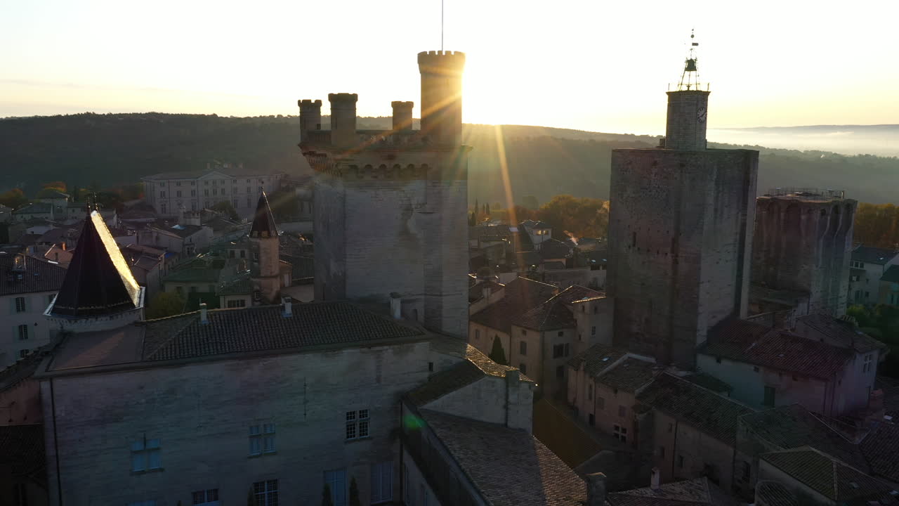 volando lungo il castello di uzes il ducato l'alba france gard bellissimo vecchio