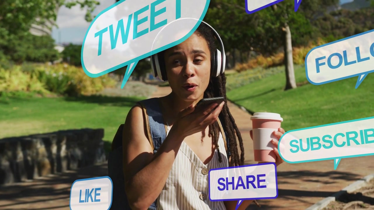 Mulher caminhando no parque levantando o celular, iniciando elementos visuais animados de redes sociais ao seu redor para compartilhar