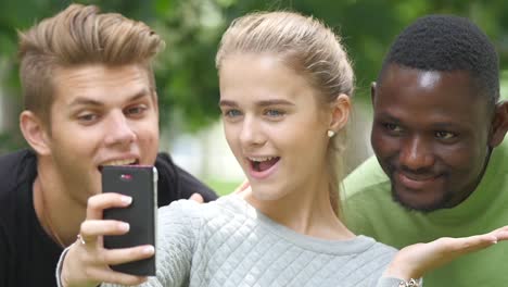 amigos tomando una selfie