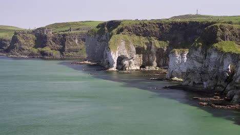 Whiterocks-beach-and-Dunluce-on-the-Causeway-Coastal-Route,-Northern-Ireland