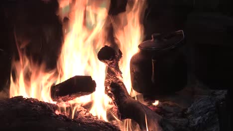 Tiro-Medio-De-Leña-Y-Cookinpot-Con-Agua