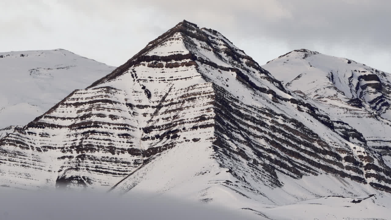 cumbre cubierta de nieve de la pirámide de cerro en la patagonia, el chalten, argentina