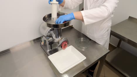 molienda de carne de res en una máquina de molienda fina