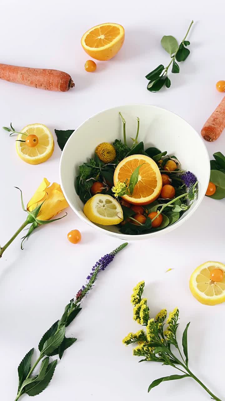 활기찬 과일과 꽃 배열