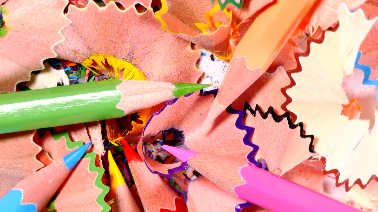 lápices en una pila de trozos de lápiz