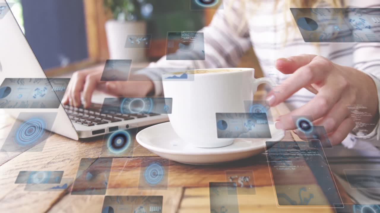 animación de escáneres redondos y procesamiento de datos sobre la sección media de una mujer que usa una computadora portátil en una cafetería