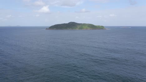 Blaues-Meer-Mit-John-Gould-Island---Kohlbauminsel-In-Der-Nähe-Von-Hawks-Nest,-Nsw,-Australien