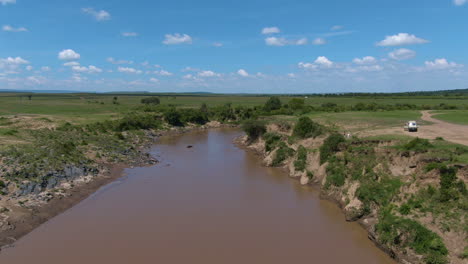 increíble toma de drones durante el día en el río africano y el hipopótamo