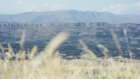 Un-Hombre-Sale-Del-Marco-En-Las-Montañas