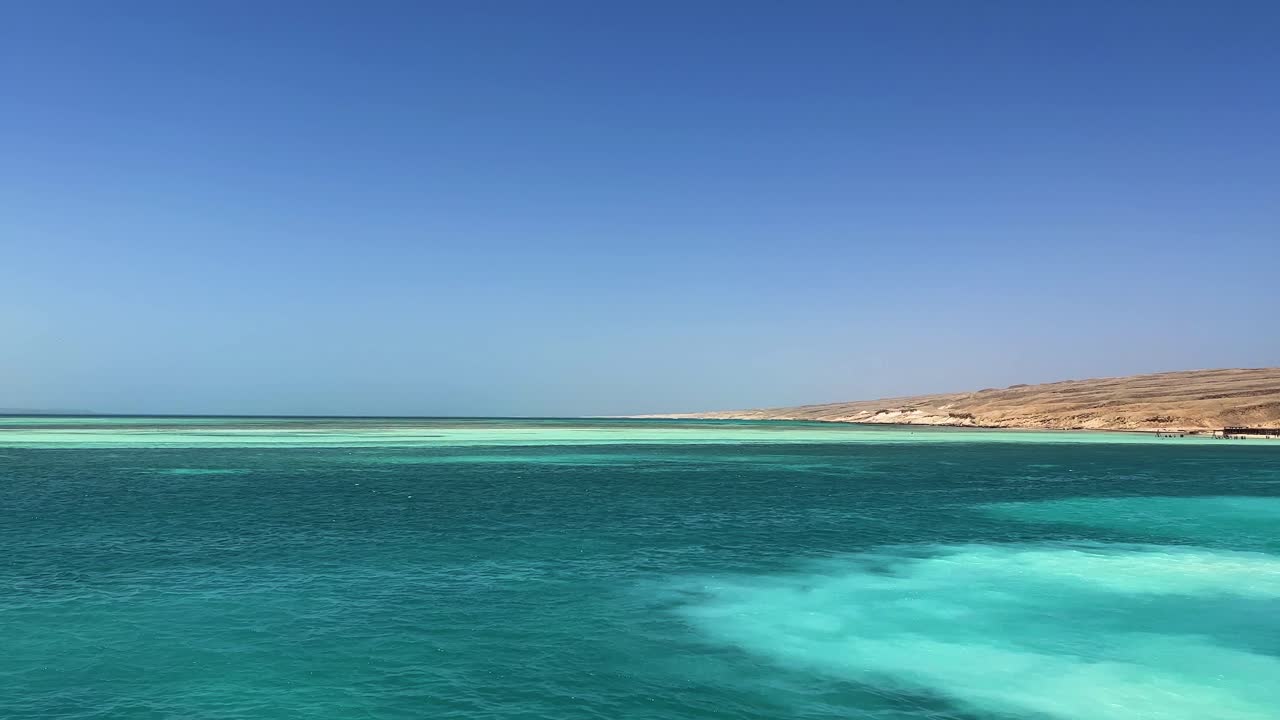 Kızıldeniz'de, Hurghada yakınlarında mercan resifine komşu, kristal berraklığında turkuaz su.