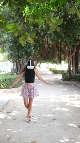 mujer con auriculares vr en un parque