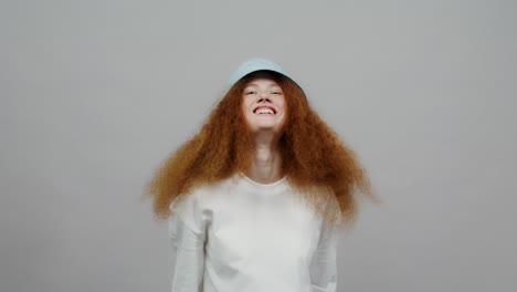 곱슬 빨간 머리카락과 버 모자를 가진 여자
