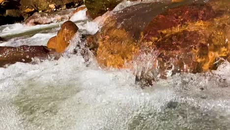 Río-De-Roca-Roja-De-Las-Cataratas