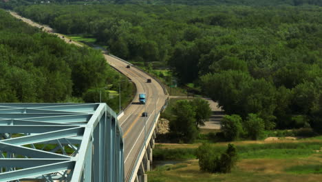 camión conduciendo en la autopista 25 en dirección al puente wabasha-nelson que conecta wabasha, minnesota y nelson, wisconsin