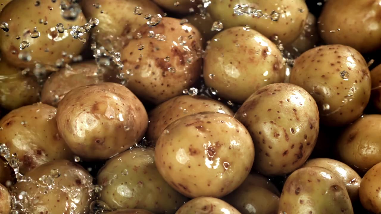Patate fresche lavate con acqua al rallentatore