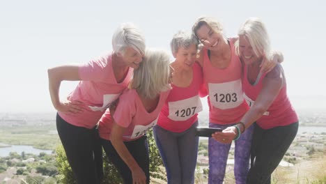 Glückliche-Leichtathletikfrauen,-Die-Ein-Foto-Machen