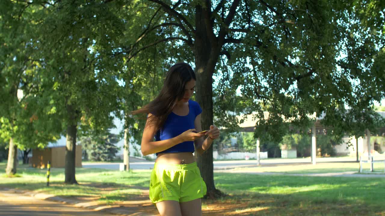 una mujer corredora interrumpida por una llamada telefónica importante.