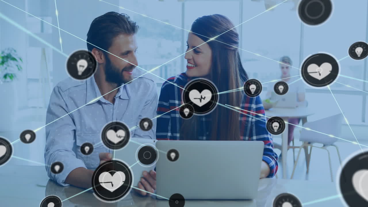 animación de la red de conexiones con iconos de corazón sobre diversas personas de negocios en la oficina
