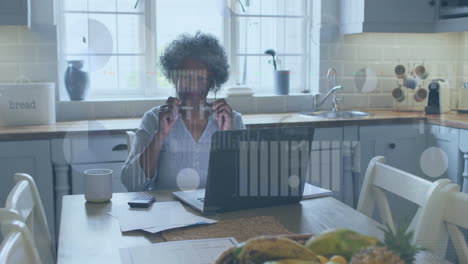 animation der finanziellen datenverarbeitung über eine ältere afroamerikanische frau mit einem laptop