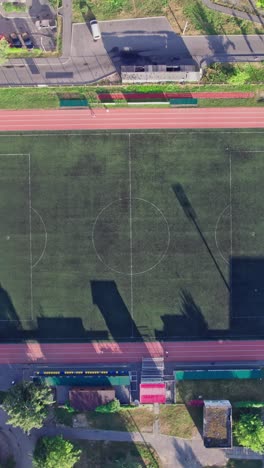 vista aérea de la ciudad con un pequeño estadio de fútbol