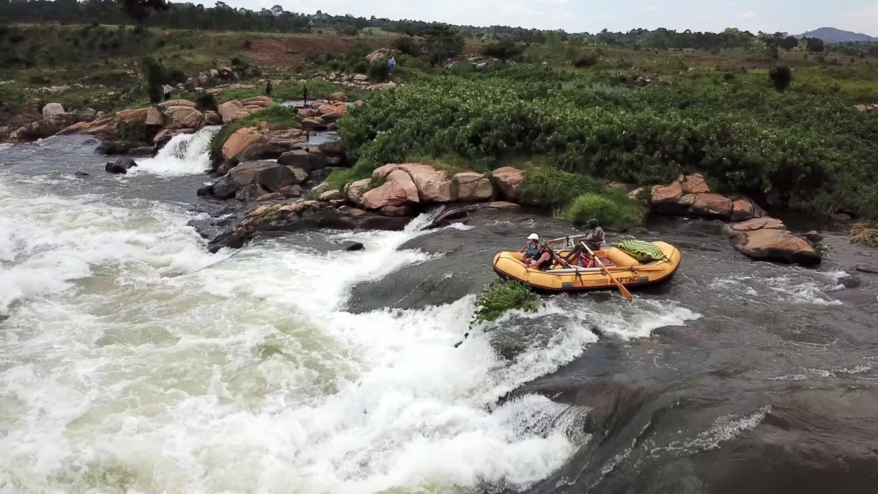 Gommone da rafting giallo che scende le cascate del fiume Nilo, Jinja, Uganda