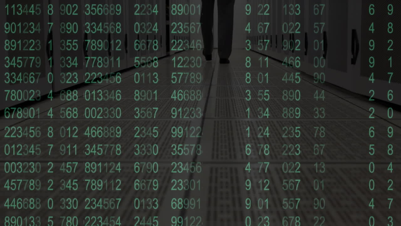 caminando en el centro de datos, persona con superposición de animación de código binario
