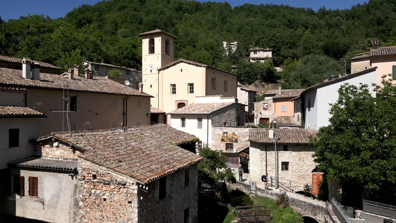 que establece la toma de rasiglia, un pequeño pueblo ubicado en la provincia de perugia