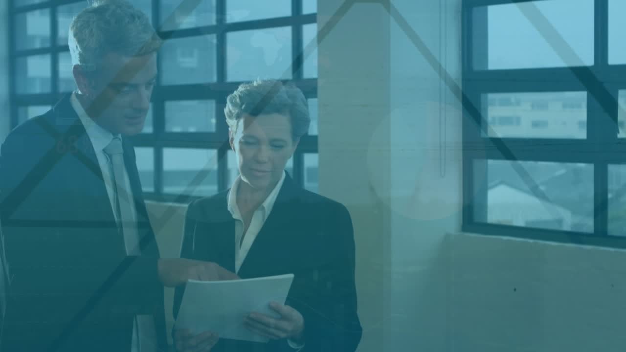 Animazione dell'elaborazione di dati finanziari su diverse persone in ambito aziendale presso l'ufficio