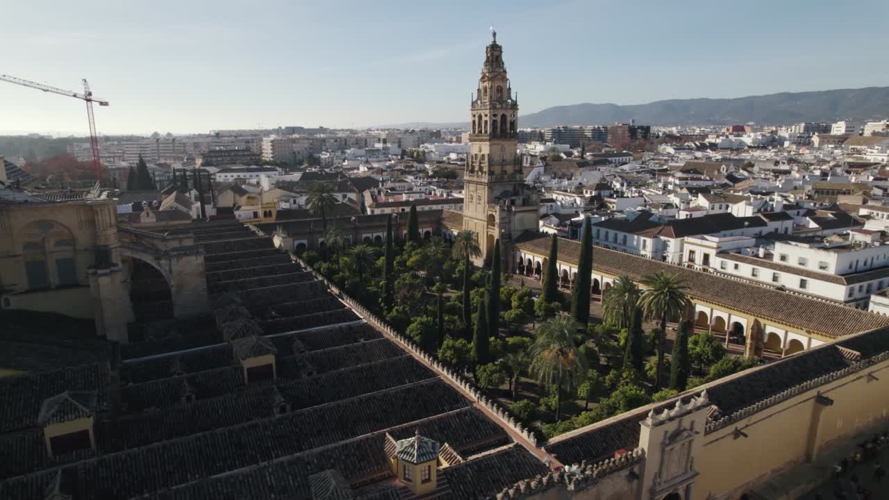 Vista de drone da Mesquita Islâmica e da Catedral Católica de Córdoba, na Espanha.