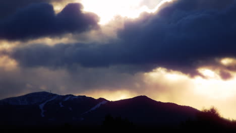 Un-Lapso-De-Tiempo-Brillante:-Amanecer,-Paisaje-De-Montaña-Relajante,-Nubes-Que-Se-Mueven-Rápido