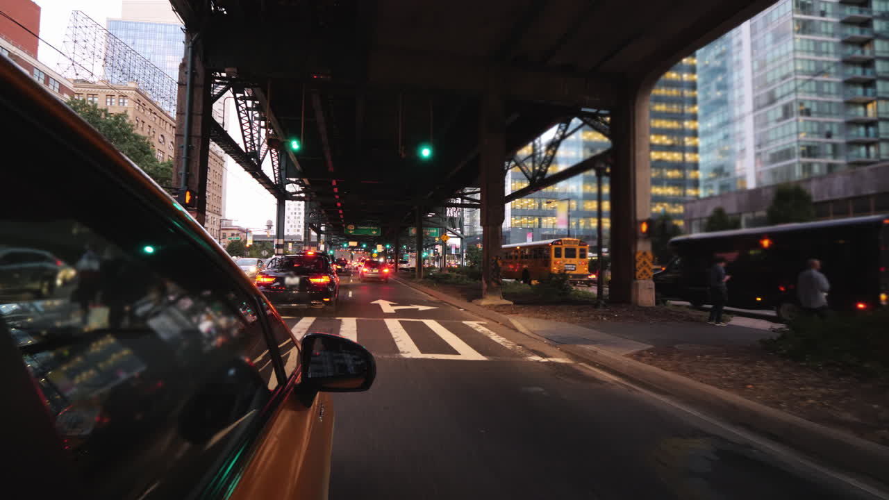 유명한 뉴욕 노란 택시는 택시 창에서 다리 전망을 타고